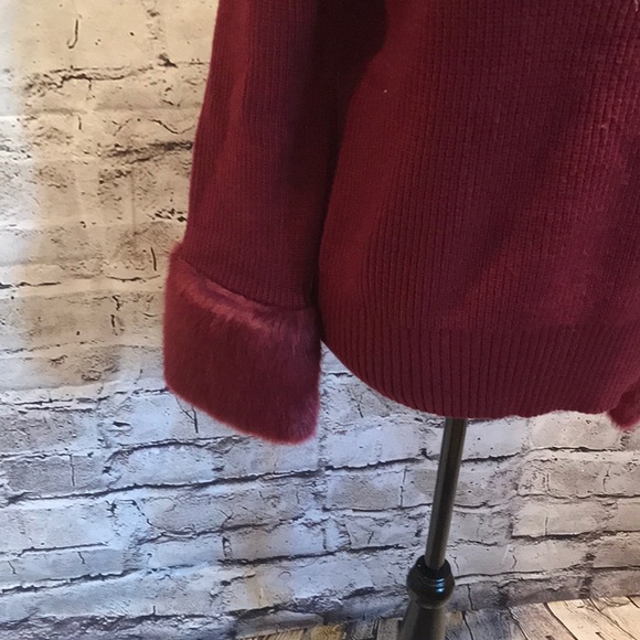 Love token sweater with fur cuffs - Picture 2 of 9